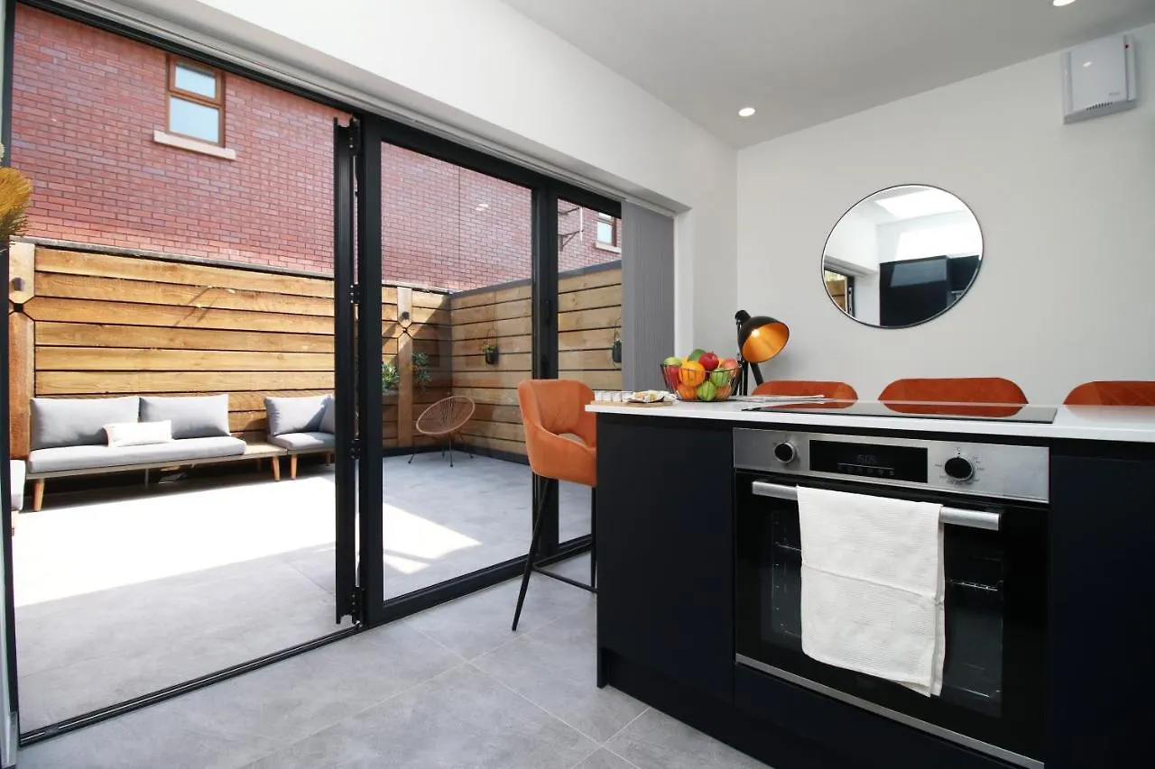 New Spacious 2 Bed Getaway - Private Courtyard! - Underfloor Heating Cardiff