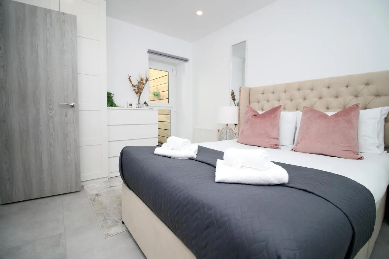 Apartment New Spacious 2 Bed Getaway - Private Courtyard! - Underfloor Heating Cardiff