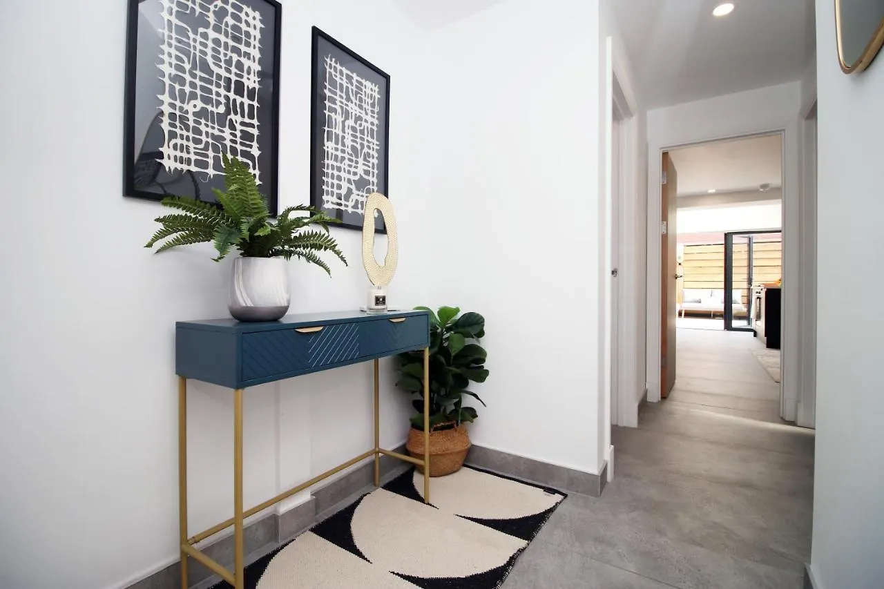 New Spacious 2 Bed Getaway - Private Courtyard! - Underfloor Heating Cardiff Apartment