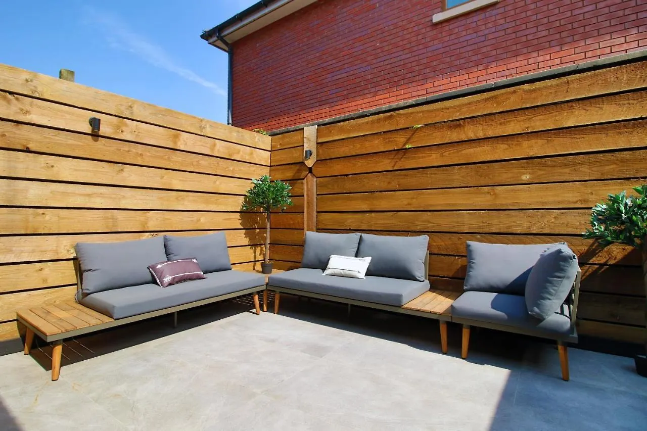 New Spacious 2 Bed Getaway - Private Courtyard! - Underfloor Heating Cardiff 0*,  United Kingdom