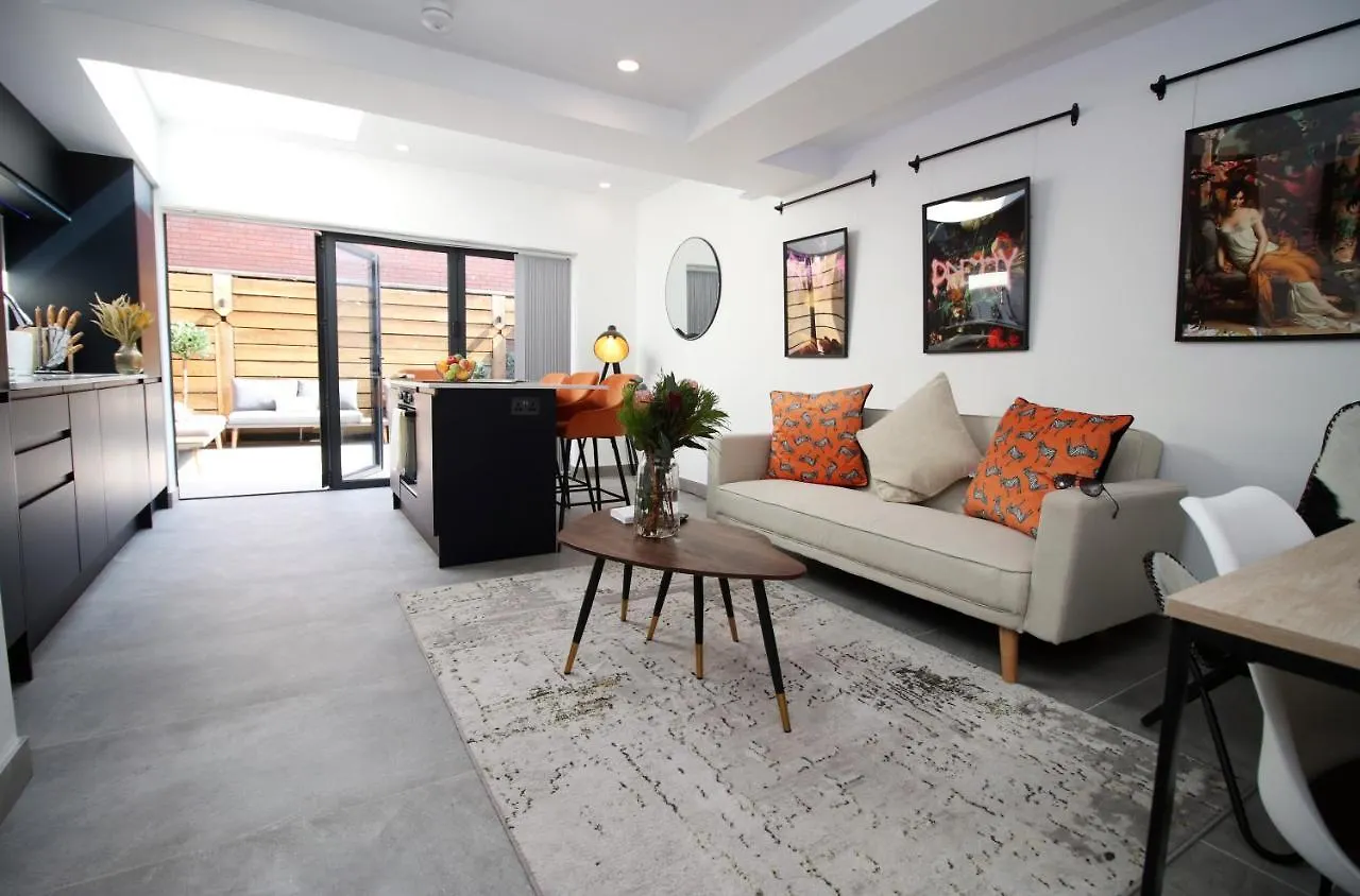 New Spacious 2 Bed Getaway - Private Courtyard! - Underfloor Heating Cardiff