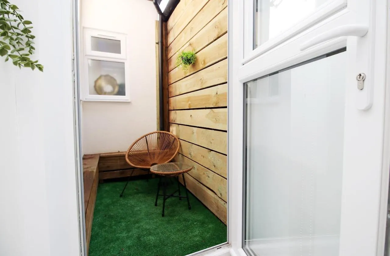 Apartment New Spacious 2 Bed Getaway - Private Courtyard! - Underfloor Heating Cardiff