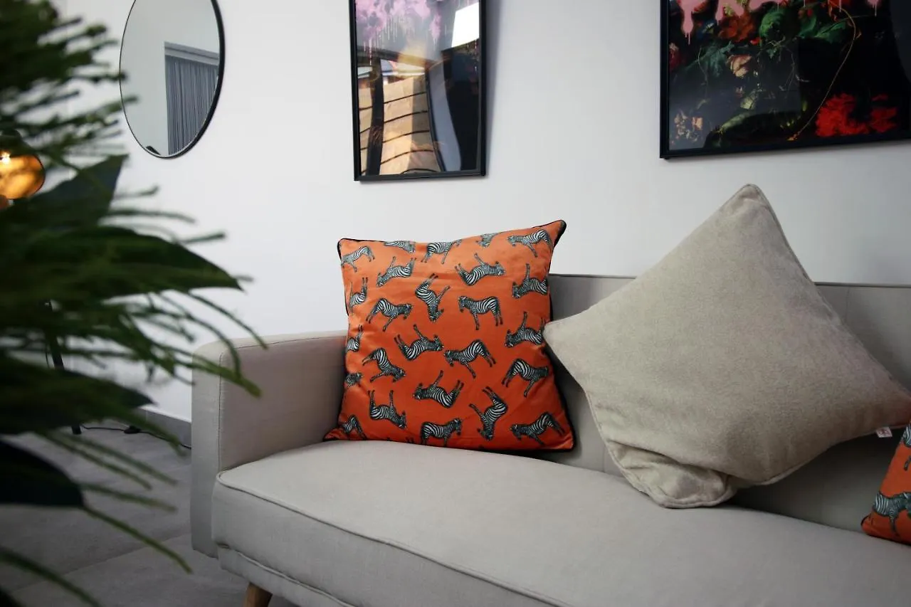New Spacious 2 Bed Getaway - Private Courtyard! - Underfloor Heating Cardiff