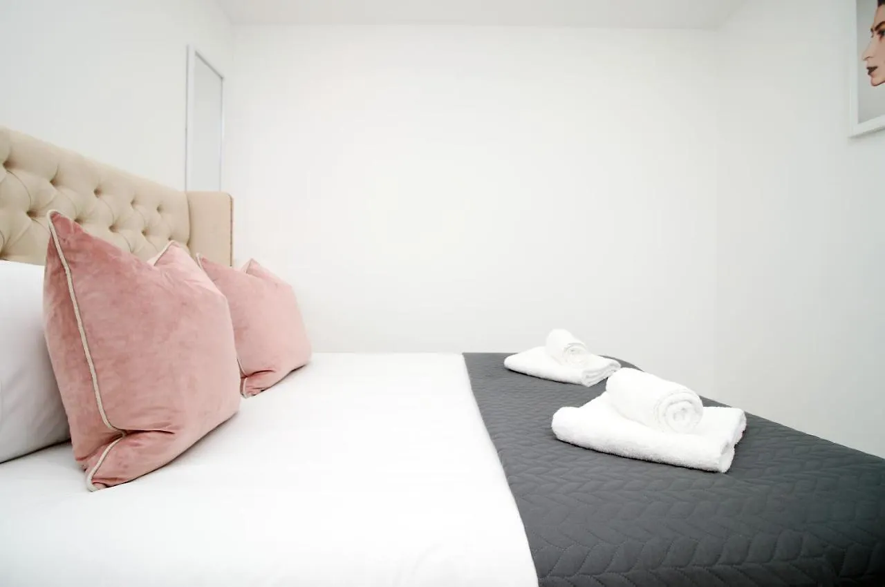 New Spacious 2 Bed Getaway - Private Courtyard! - Underfloor Heating Cardiff 0*,