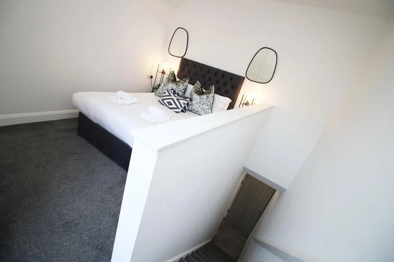 New Spacious 2 Bed Getaway - Private Courtyard! - Underfloor Heating Cardiff Apartment