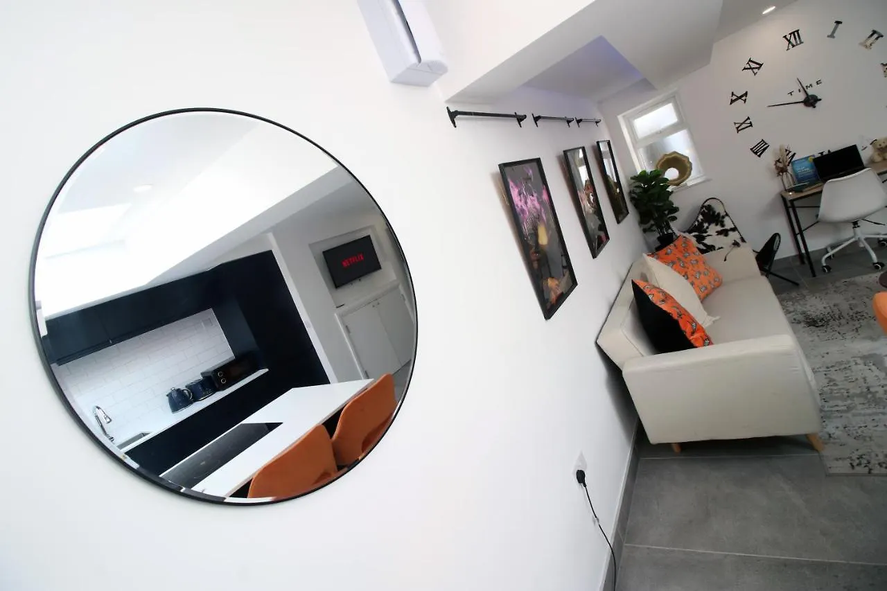 New Spacious 2 Bed Getaway - Private Courtyard! - Underfloor Heating Cardiff
