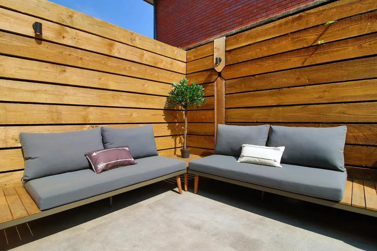 New Spacious 2 Bed Getaway - Private Courtyard! - Underfloor Heating Cardiff